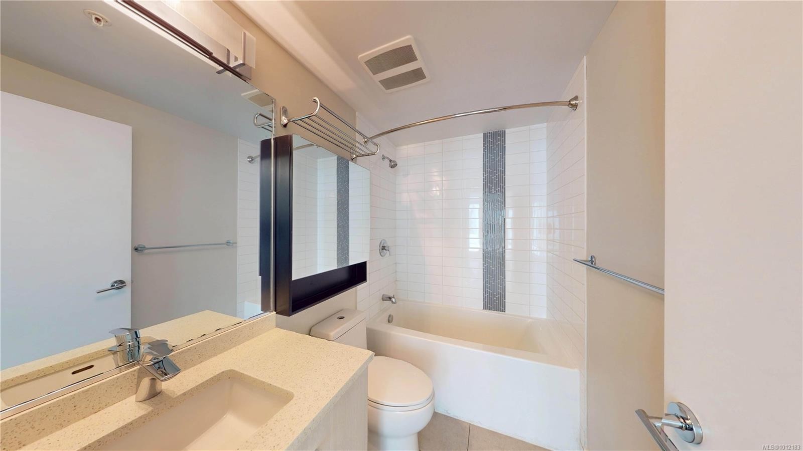 205-1090 Johnson St, Victoria, BC - Indoor Photo Showing Bathroom