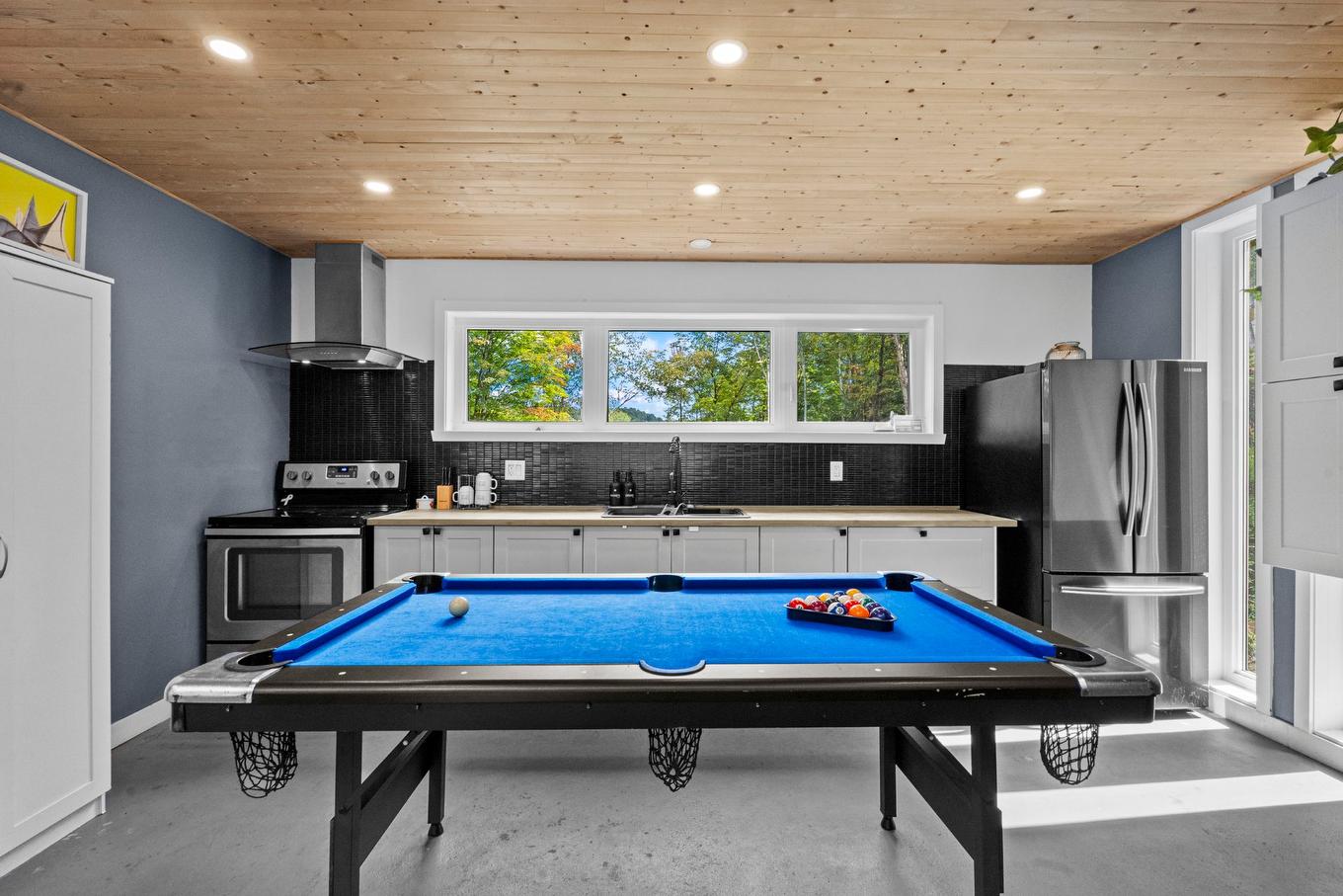 Kitchen - 323 Ch. Scotch, Grenville-Sur-La-Rouge, QC - Indoor Photo Showing Other Room