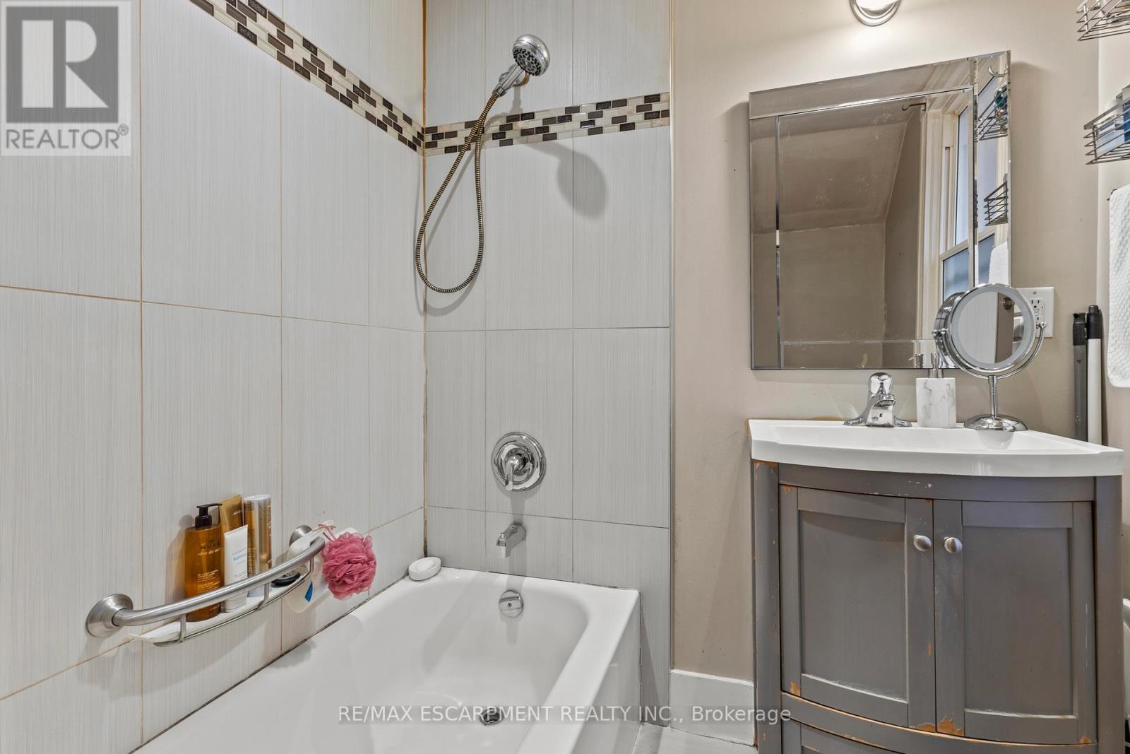 181 West Avenue, Hamilton, ON - Indoor Photo Showing Bathroom
