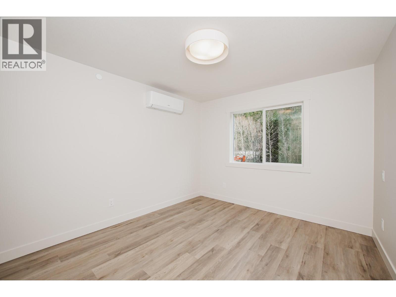 8200 97A Highway Unit# 8, Mara, BC - Indoor Photo Showing Other Room