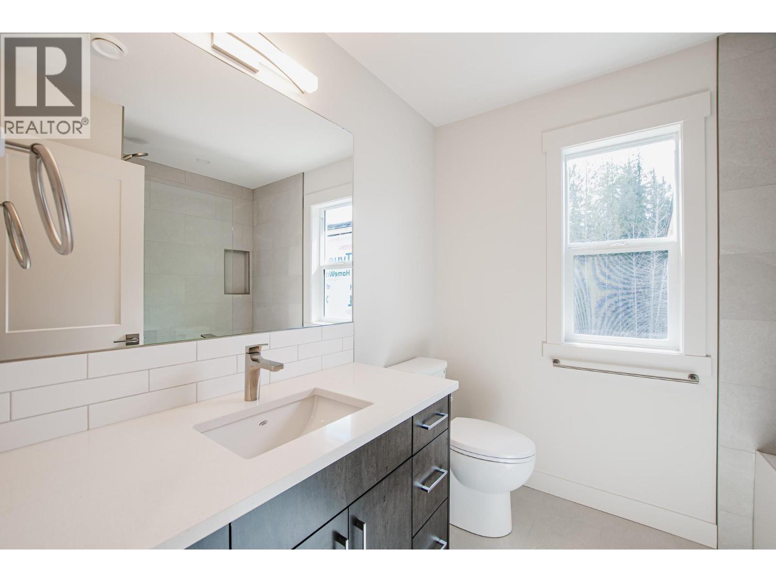 8200 97A Highway Unit# 8, Mara, BC - Indoor Photo Showing Bathroom