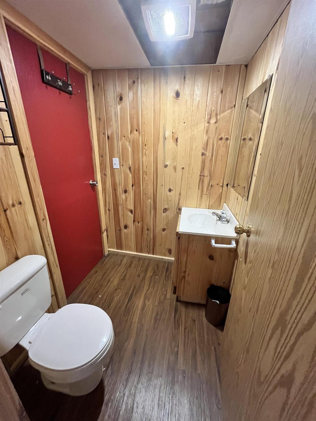 1255 Highway 105, Ear Falls, ON - Indoor Photo Showing Bathroom