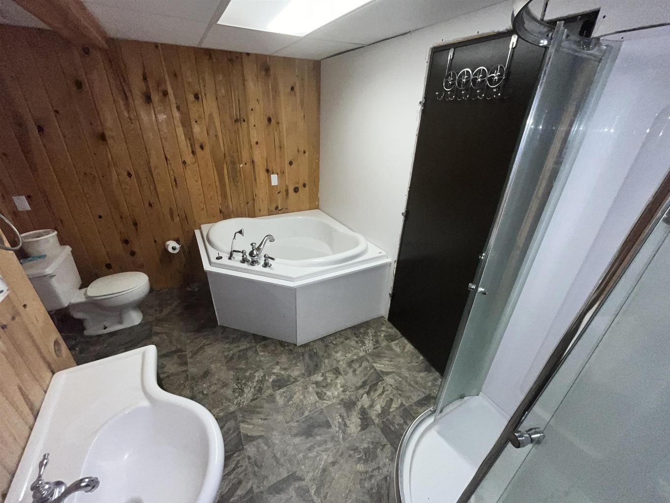 1255 Highway 105, Ear Falls, ON - Indoor Photo Showing Bathroom