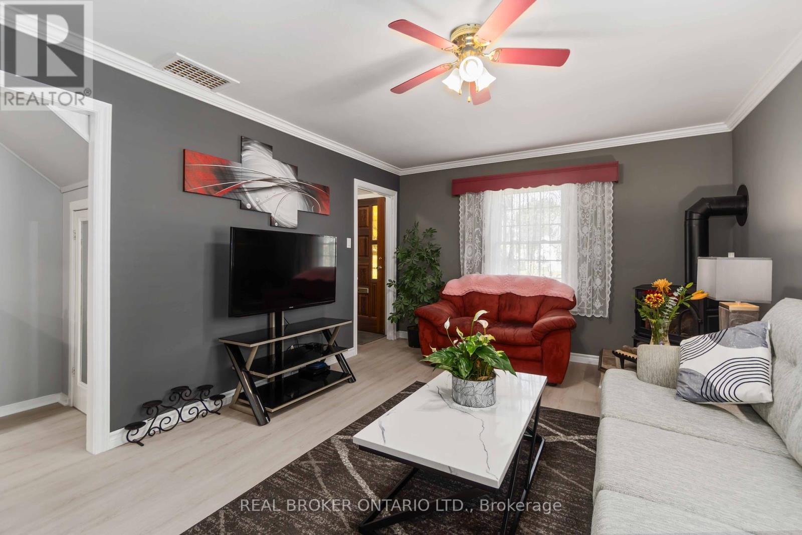 20 Roosevelt Drive, Smiths Falls, ON - Indoor Photo Showing Living Room