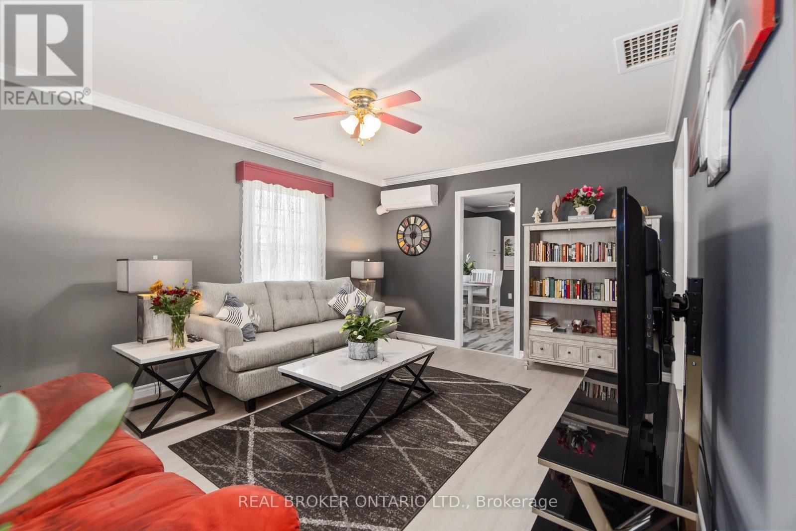 20 Roosevelt Drive, Smiths Falls, ON - Indoor Photo Showing Living Room
