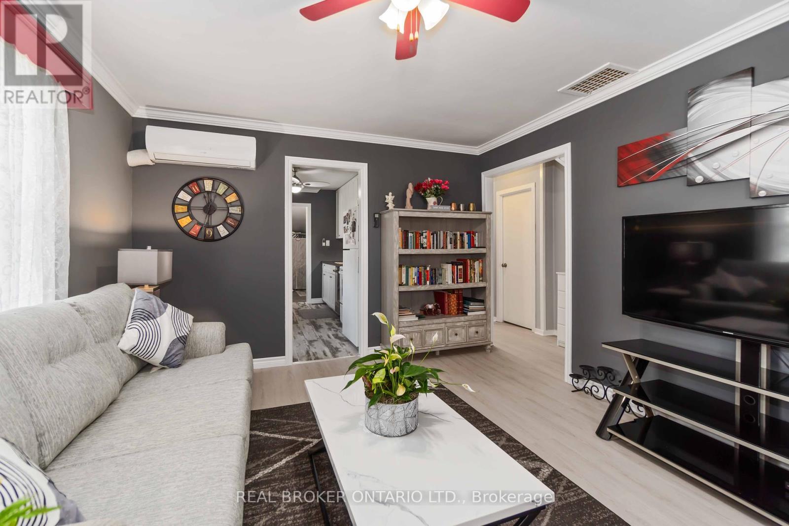 20 Roosevelt Drive, Smiths Falls, ON - Indoor Photo Showing Living Room