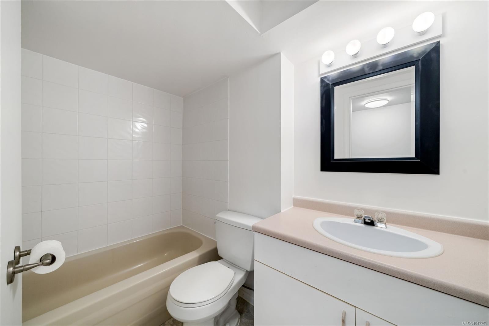 215 Suzanne Pl, View Royal, BC