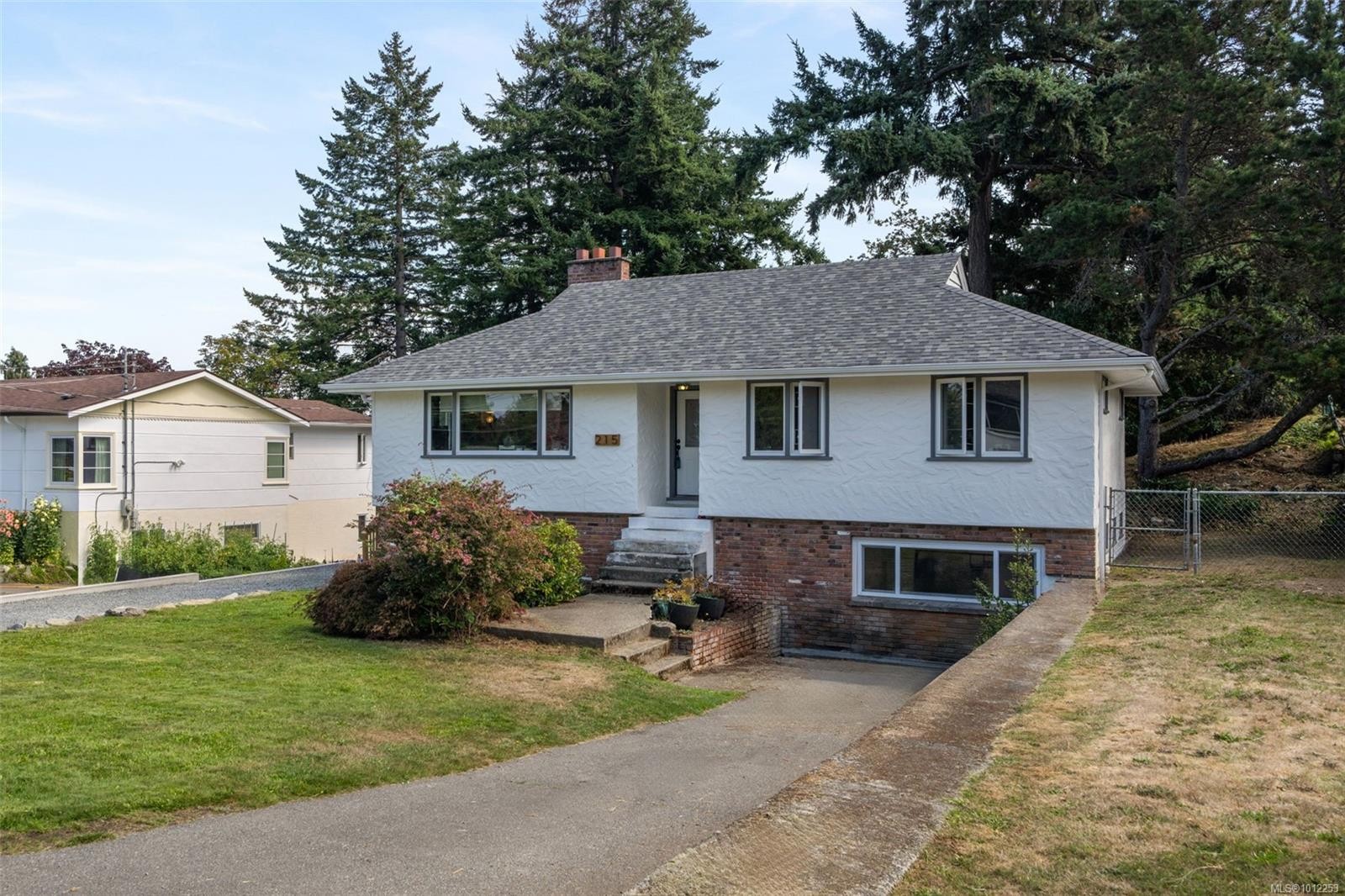 215 Suzanne Pl, View Royal, BC