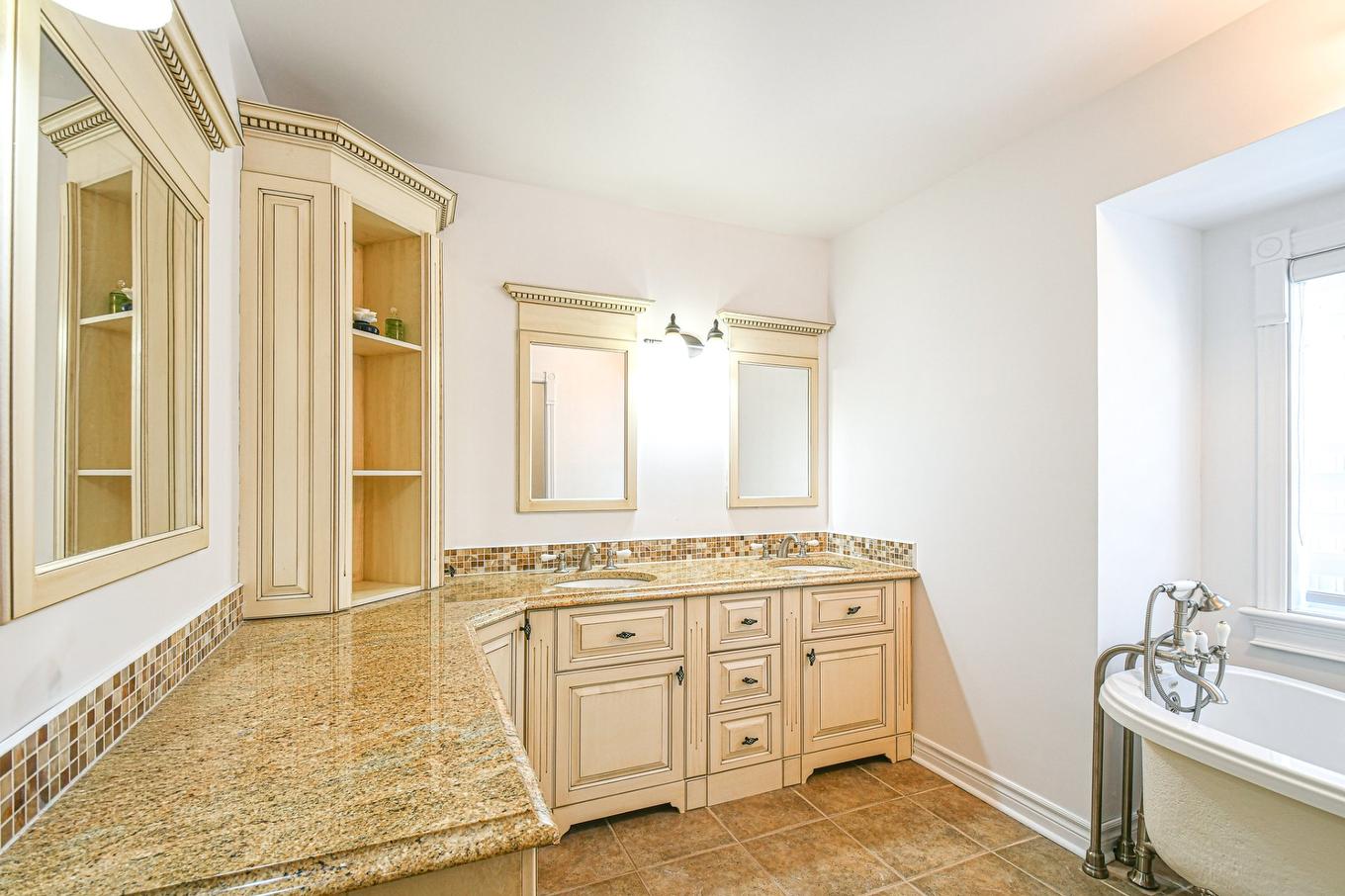 Ensuite bathroom - 465 Rue Des Lilas, Sainte-Adèle, QC - Indoor Photo Showing Other Room