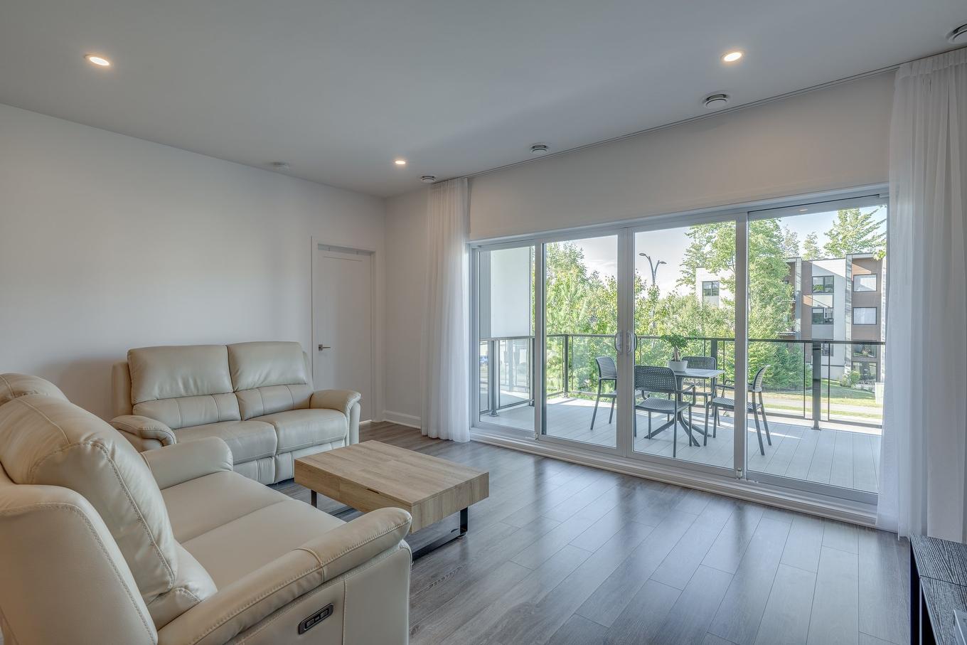 Salon - 201-130 Boul. De Chambery, Blainville, QC - Indoor Photo Showing Living Room