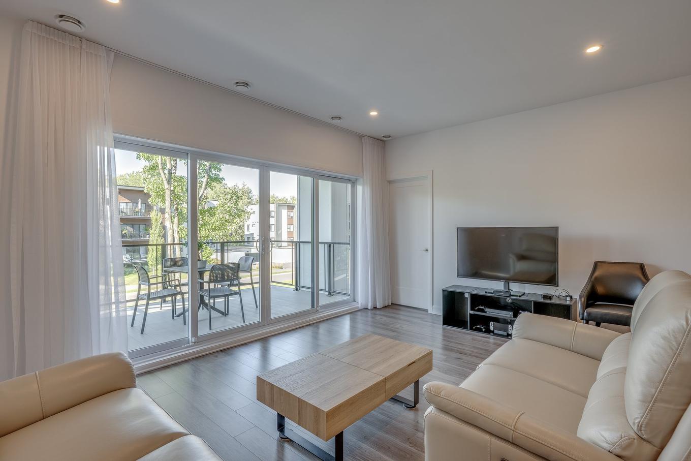 Salon - 201-130 Boul. De Chambery, Blainville, QC - Indoor Photo Showing Living Room