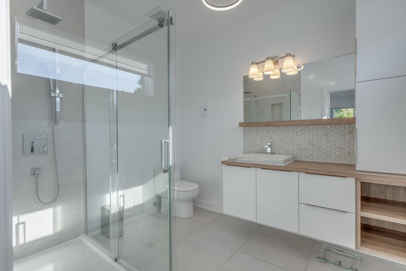 Salle de bains attenante à la CCP - 201-130 Boul. De Chambery, Blainville, QC - Indoor Photo Showing Bathroom