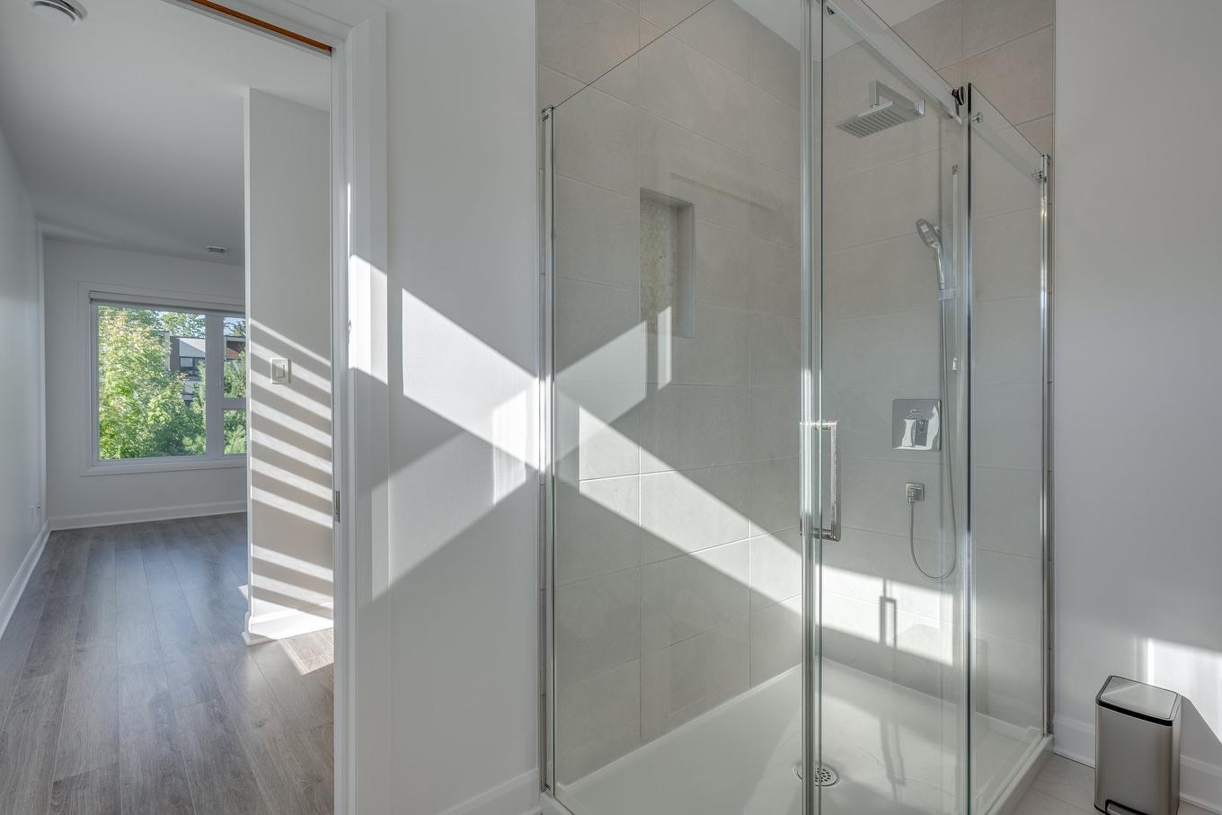 Salle de bains attenante à la CCP - 201-130 Boul. De Chambery, Blainville, QC - Indoor Photo Showing Other Room