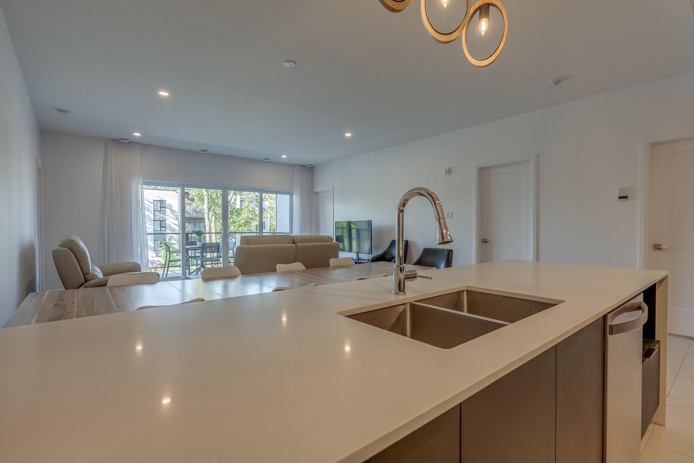 Cuisine - 201-130 Boul. De Chambery, Blainville, QC - Indoor Photo Showing Kitchen With Double Sink