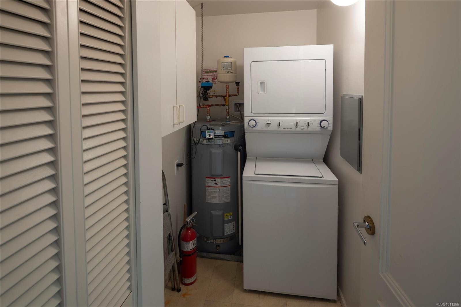 460-188 Douglas St, Victoria, BC - Indoor Photo Showing Laundry Room