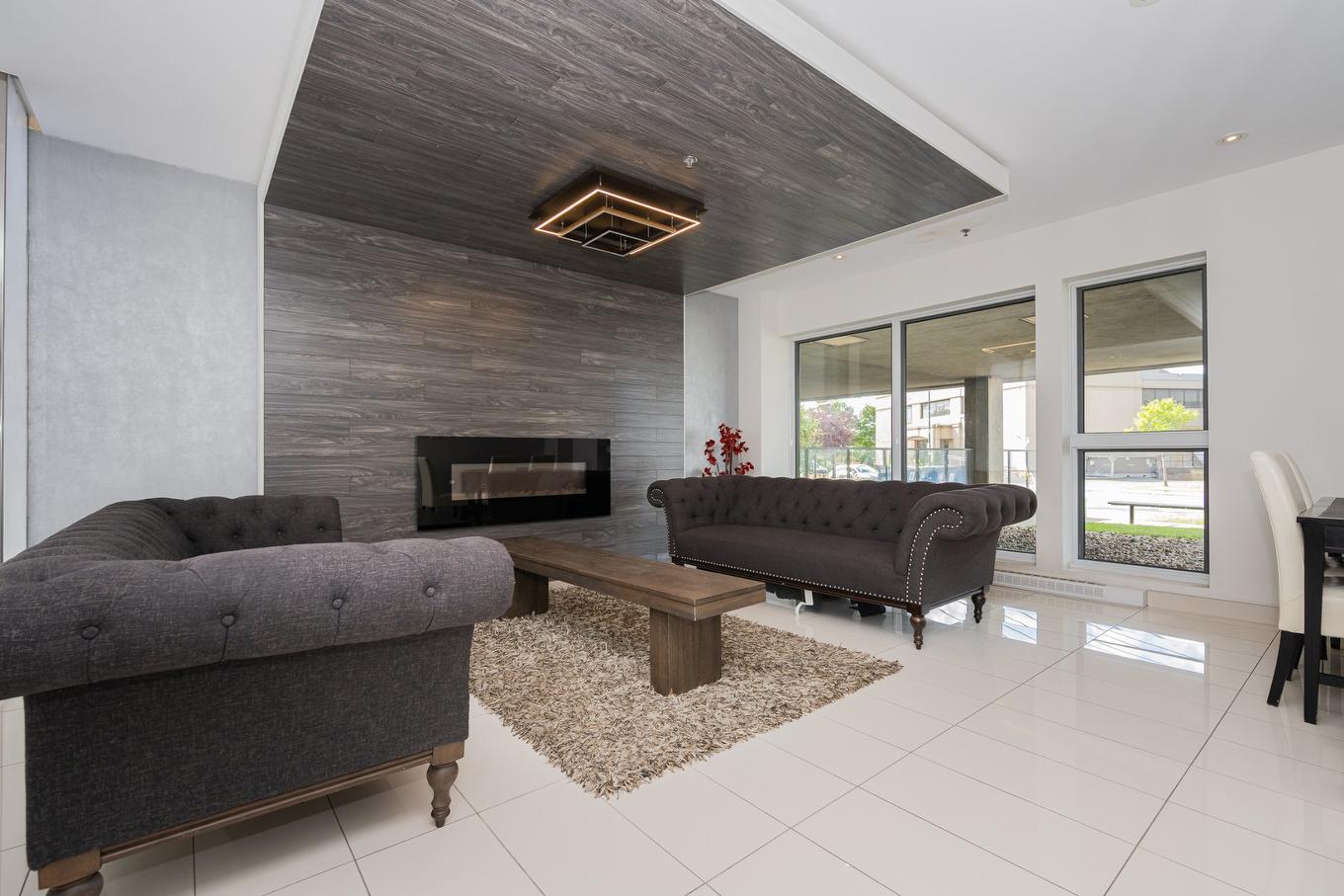 Reception area - 706-2335 Ch. Manella, Mont-Royal, QC - Indoor With Fireplace