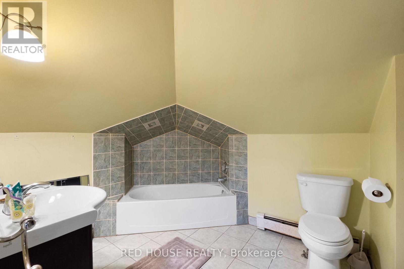 unit 7 bachelor bathroom - 55 Balsam Avenue S, Hamilton, ON - Indoor Photo Showing Bathroom