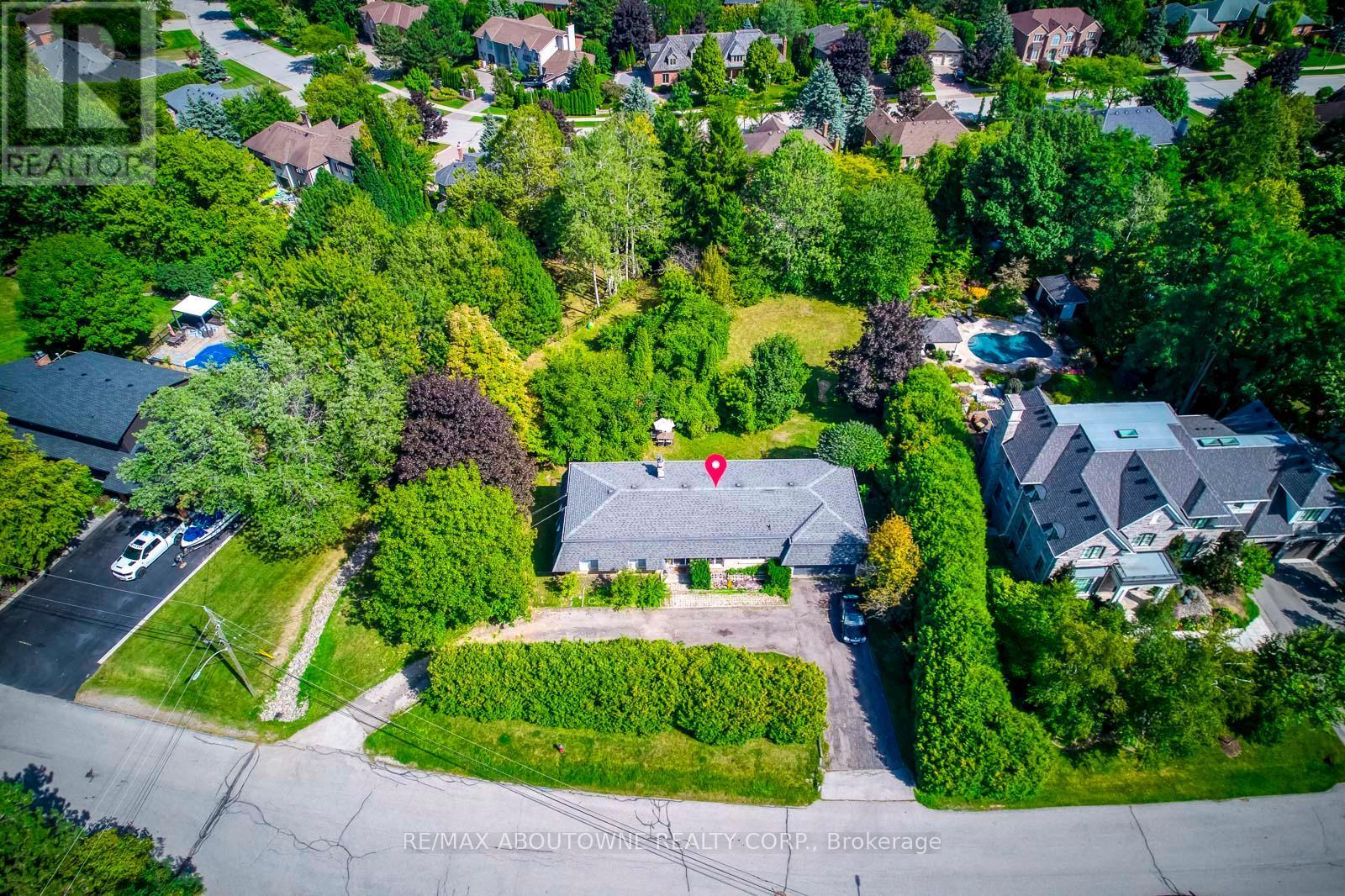 1310 Beaufort Drive, Burlington, ON - Outdoor