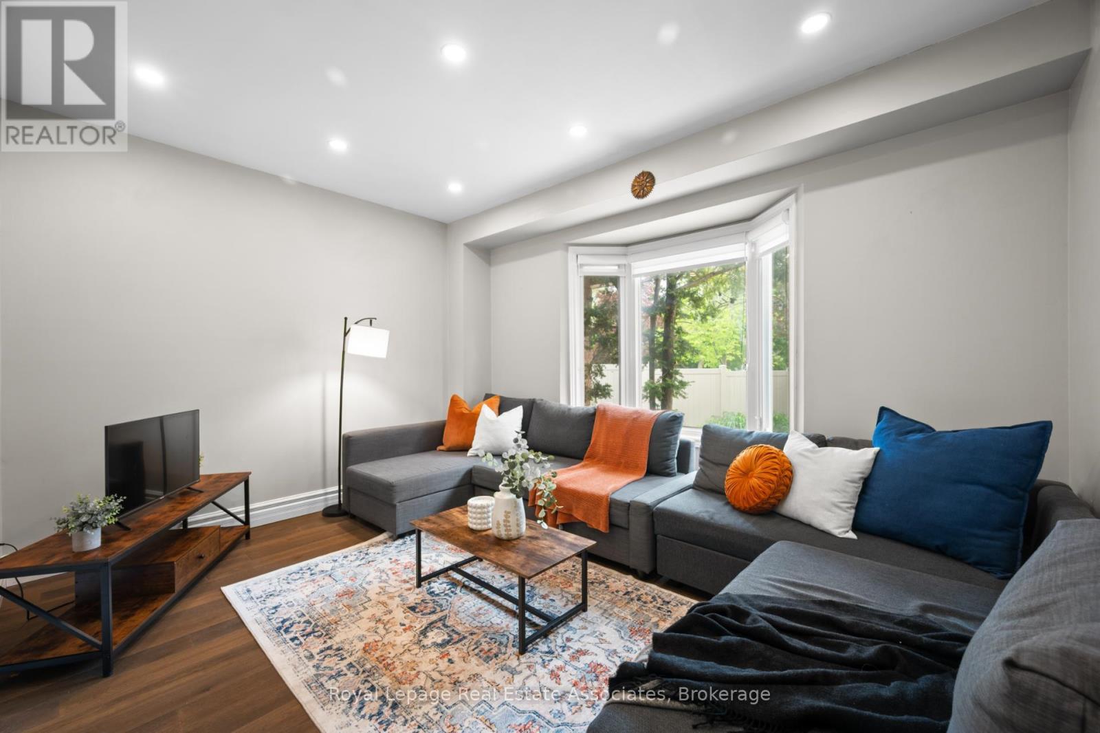 6682 Snow Goose Lanes Lane, Mississauga, ON - Indoor Photo Showing Living Room