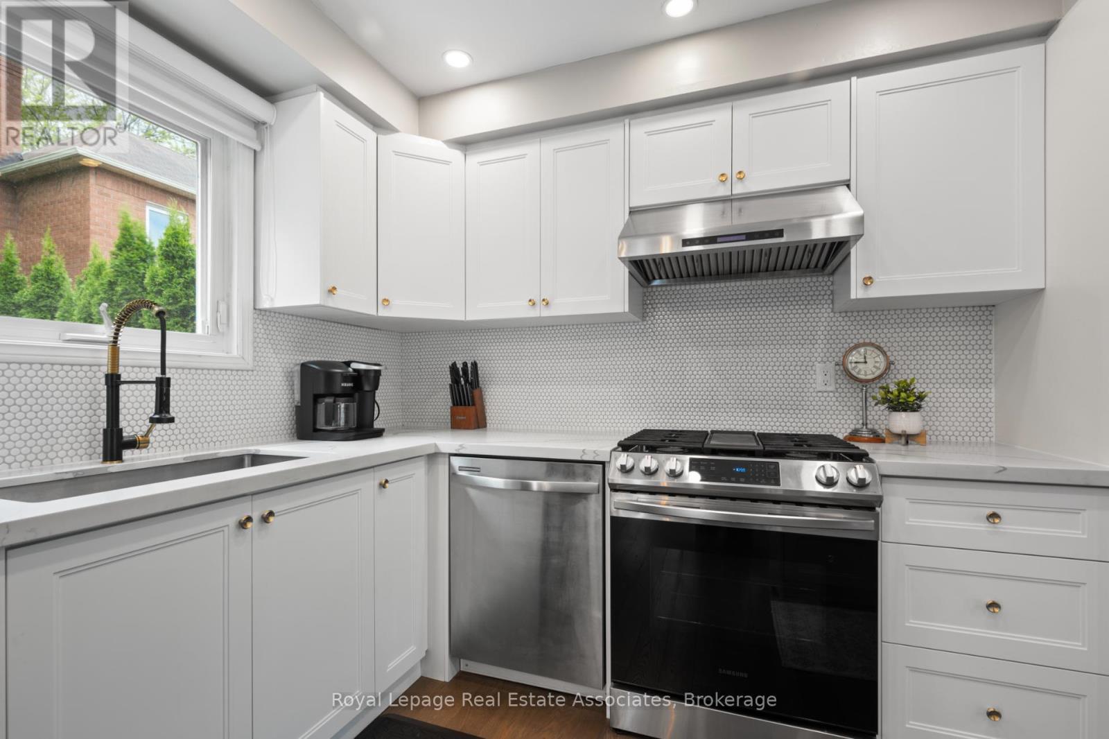 6682 Snow Goose Lanes Lane, Mississauga, ON - Indoor Photo Showing Kitchen With Upgraded Kitchen