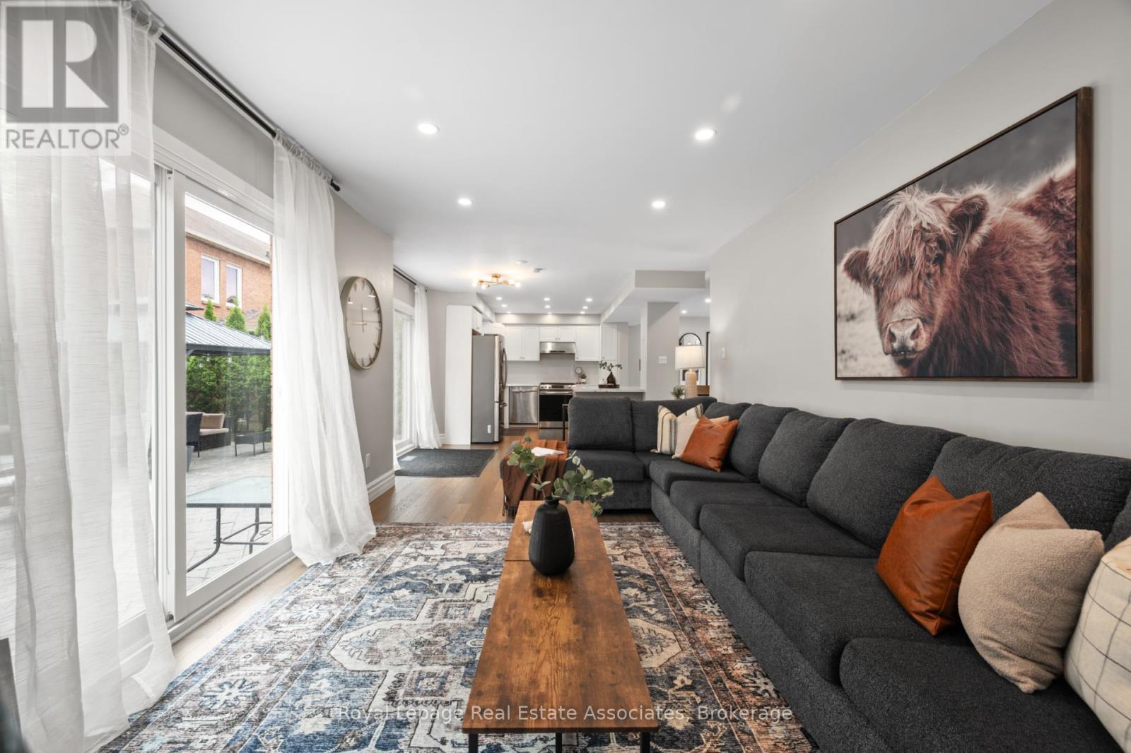 6682 Snow Goose Lanes Lane, Mississauga, ON - Indoor Photo Showing Living Room