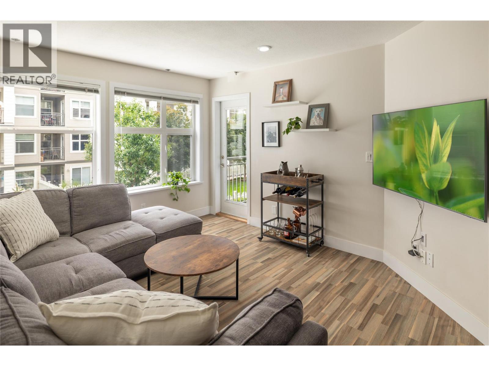 563 Yates Road Unit# 205, Kelowna, BC - Indoor Photo Showing Living Room