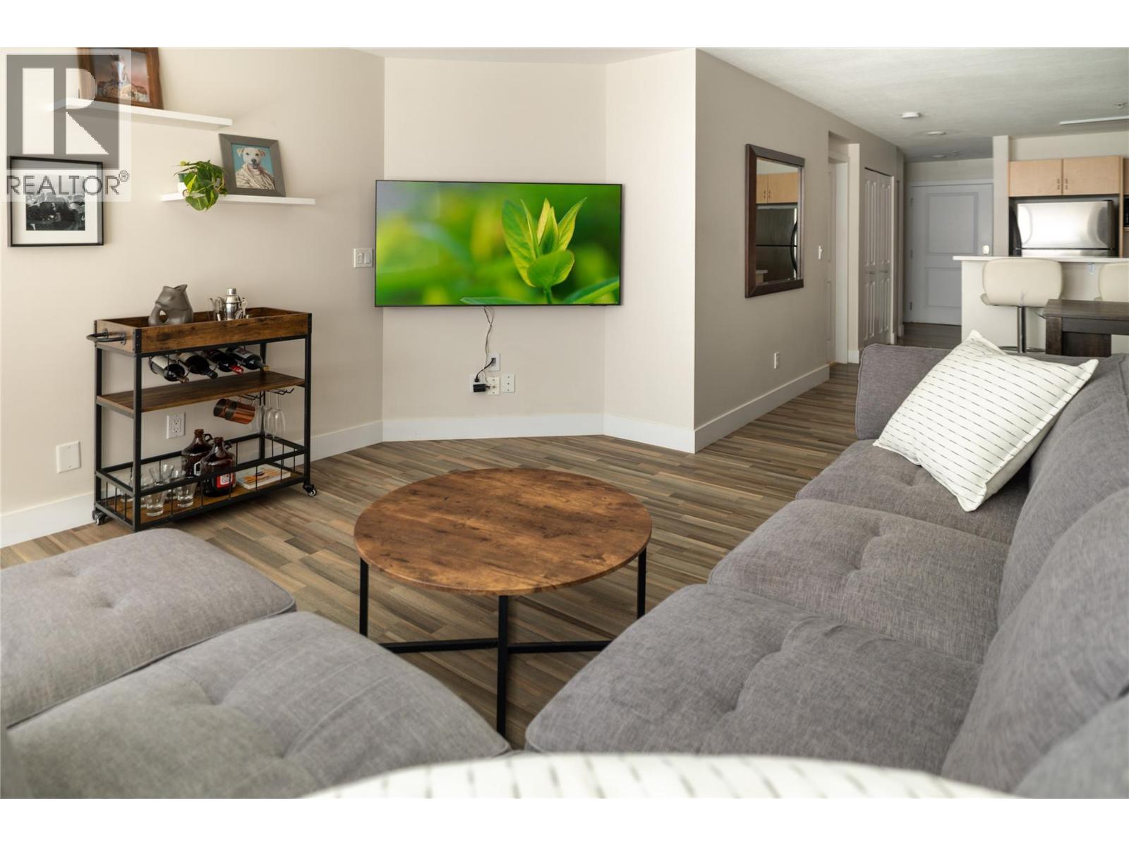 563 Yates Road Unit# 205, Kelowna, BC - Indoor Photo Showing Living Room