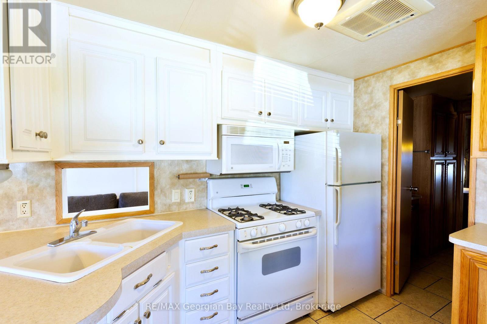 14 - 1838 Heron Drive, Severn (Fesserton), ON - Indoor Photo Showing Kitchen With Double Sink