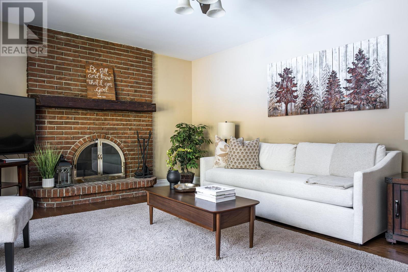 1577 Old Spar Court, Mississauga, ON - Indoor Photo Showing Living Room With Fireplace