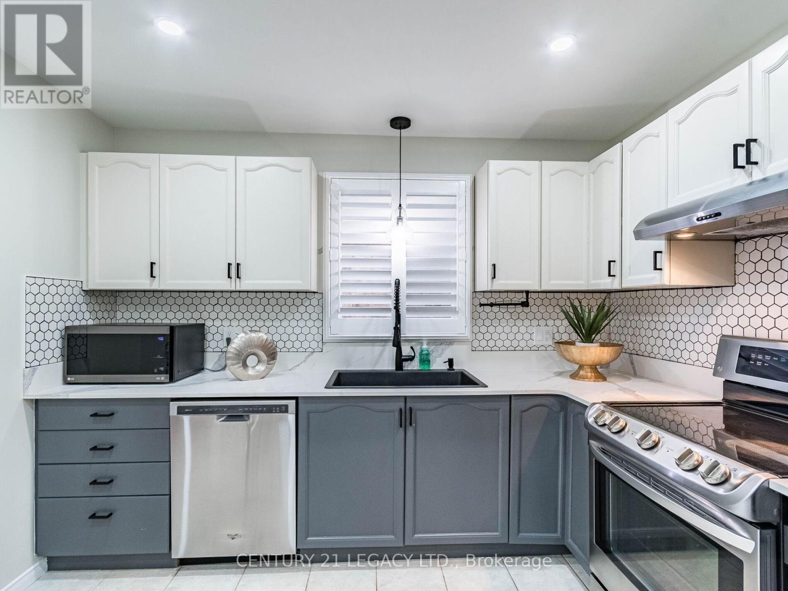 4110 Forest Run Avenue, Burlington, ON - Indoor Photo Showing Kitchen With Stainless Steel Kitchen
