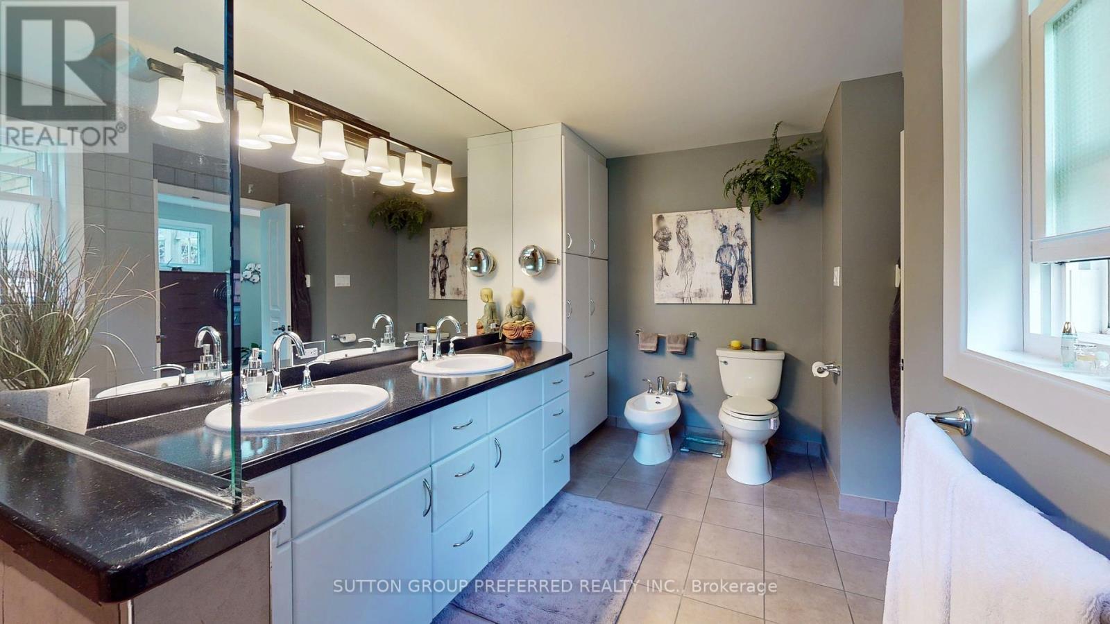 433 West Mile Road, London North (North P), ON - Indoor Photo Showing Bathroom