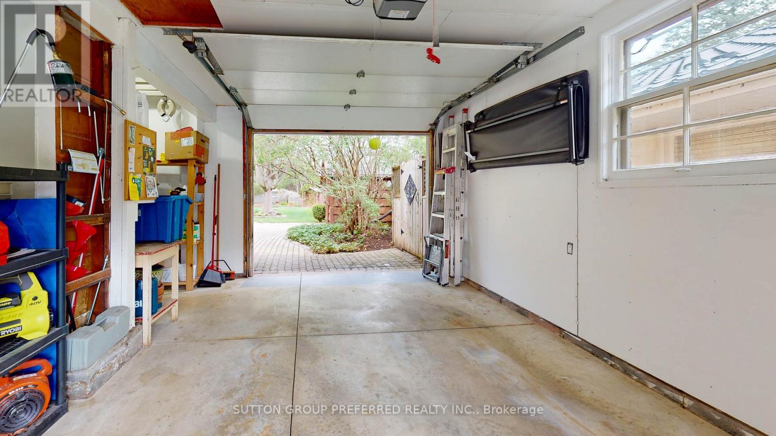 433 West Mile Road, London North (North P), ON - Indoor Photo Showing Garage