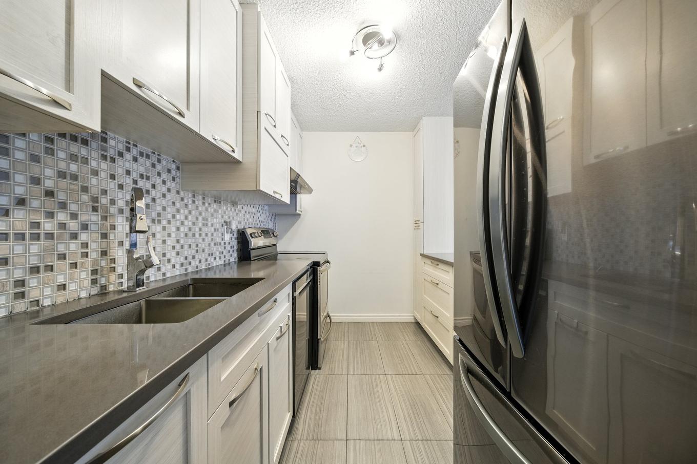 Cuisine - 102-7241 Av. De L'Alsace, Montréal (Anjou), QC - Indoor Photo Showing Kitchen With Double Sink With Upgraded Kitchen