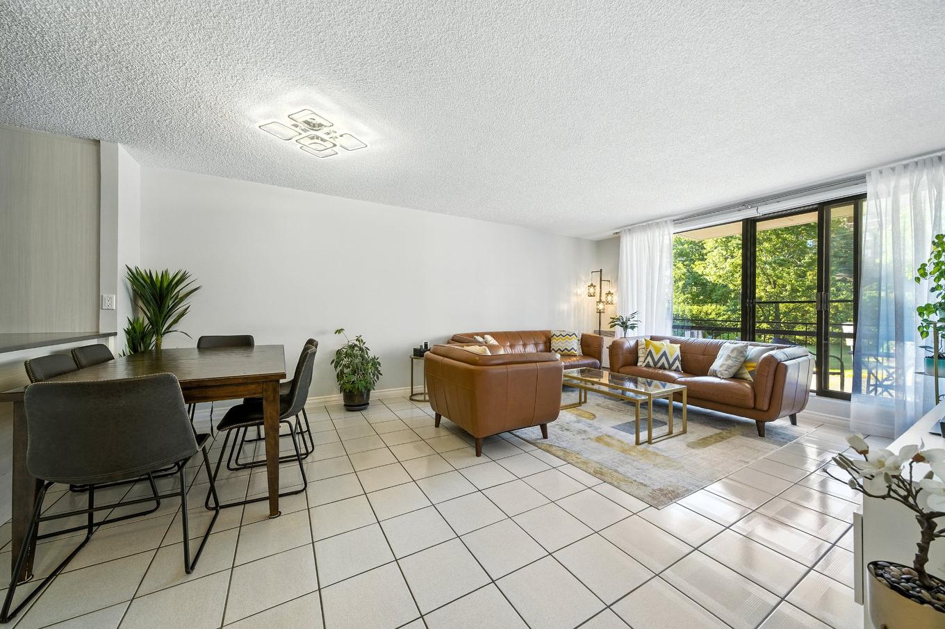 Salon - 102-7241 Av. De L'Alsace, Montréal (Anjou), QC - Indoor