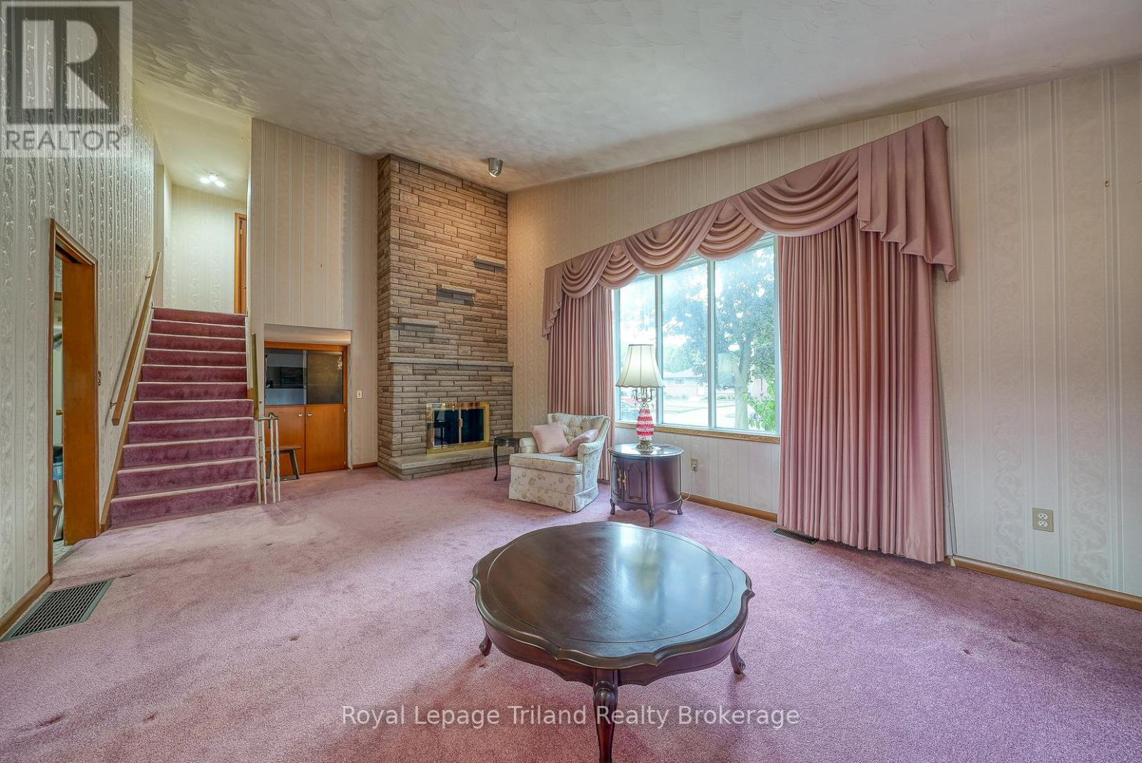 194 Orchard Road, Woodstock (Woodstock - North), ON - Indoor Photo Showing Other Room With Fireplace