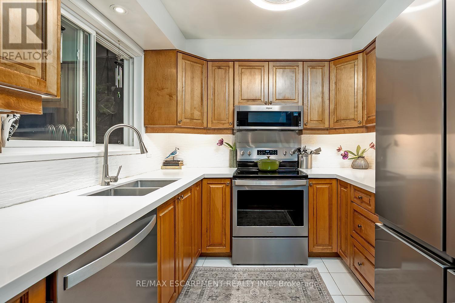 5 - 1580 Kerns Road, Burlington, ON - Indoor Photo Showing Kitchen With Stainless Steel Kitchen With Double Sink
