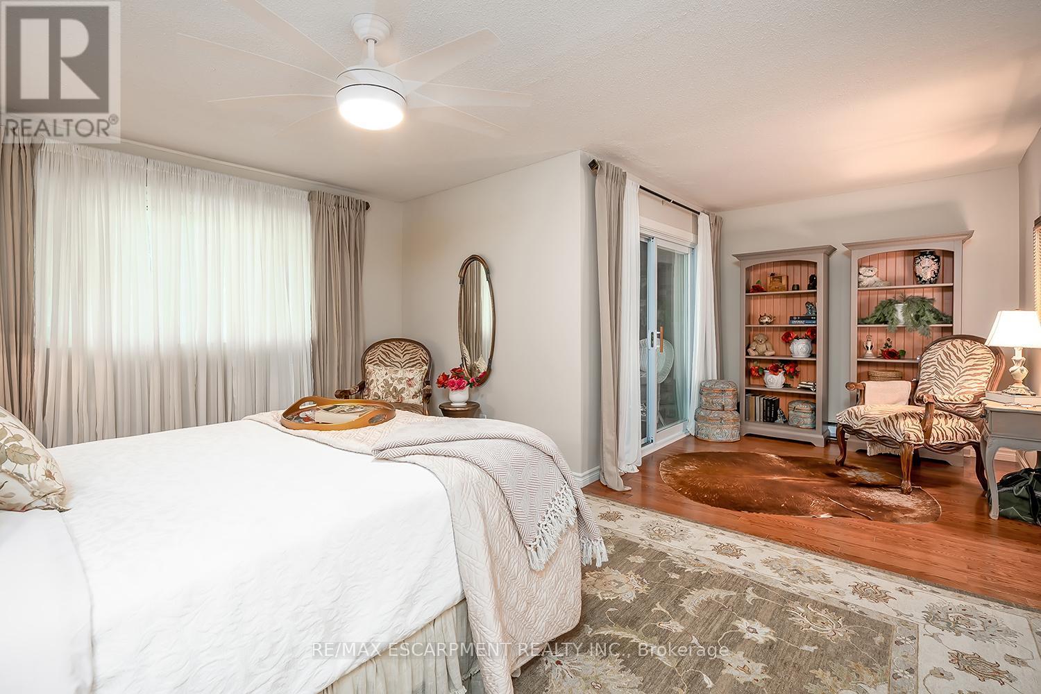 5 - 1580 Kerns Road, Burlington, ON - Indoor Photo Showing Bedroom