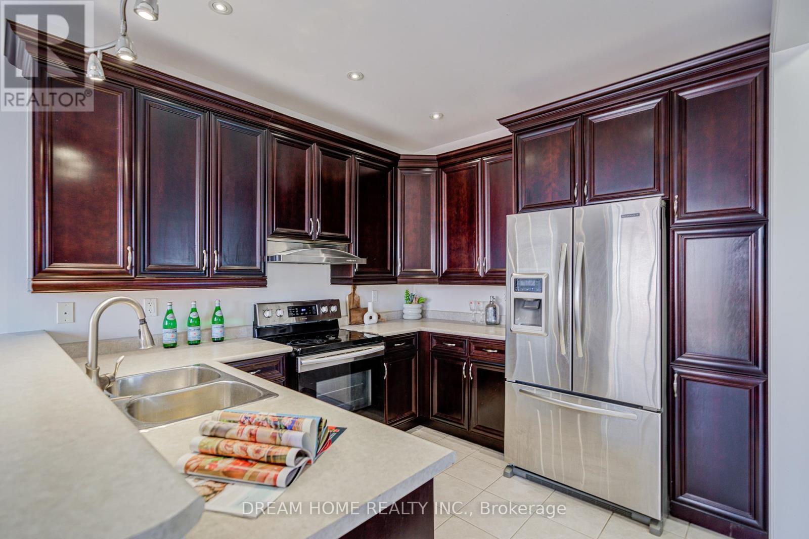 3519 Trilogy Trail, Mississauga, ON - Indoor Photo Showing Kitchen With Double Sink