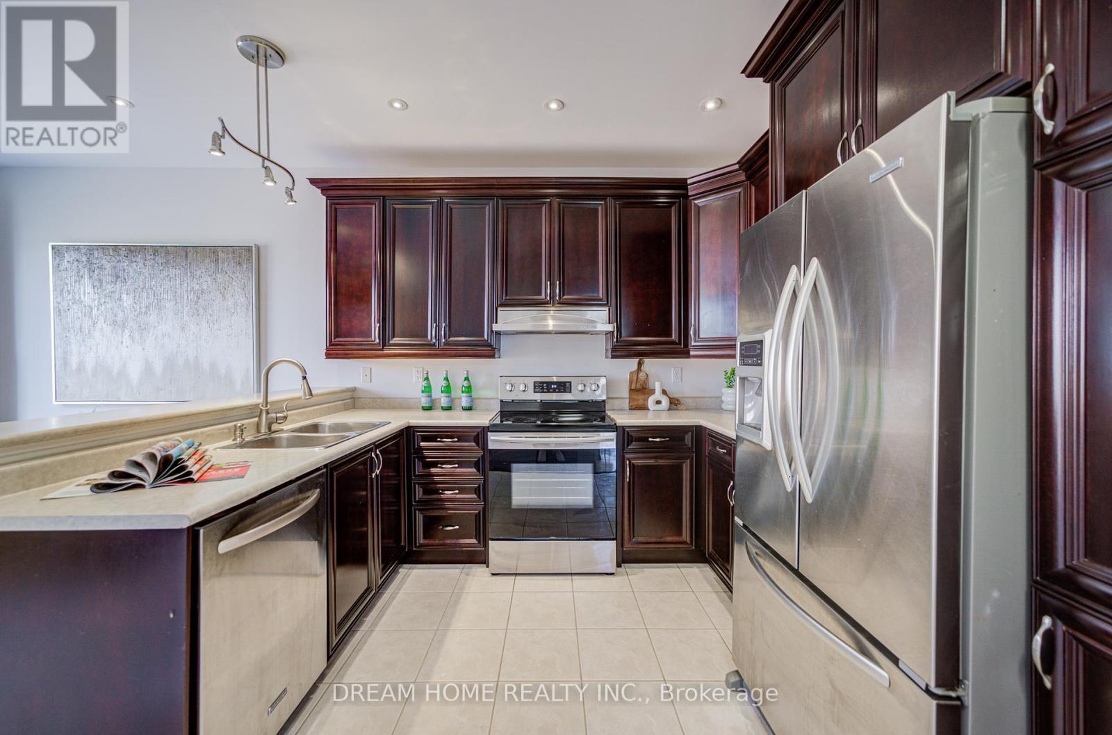 3519 Trilogy Trail, Mississauga, ON - Indoor Photo Showing Kitchen With Double Sink