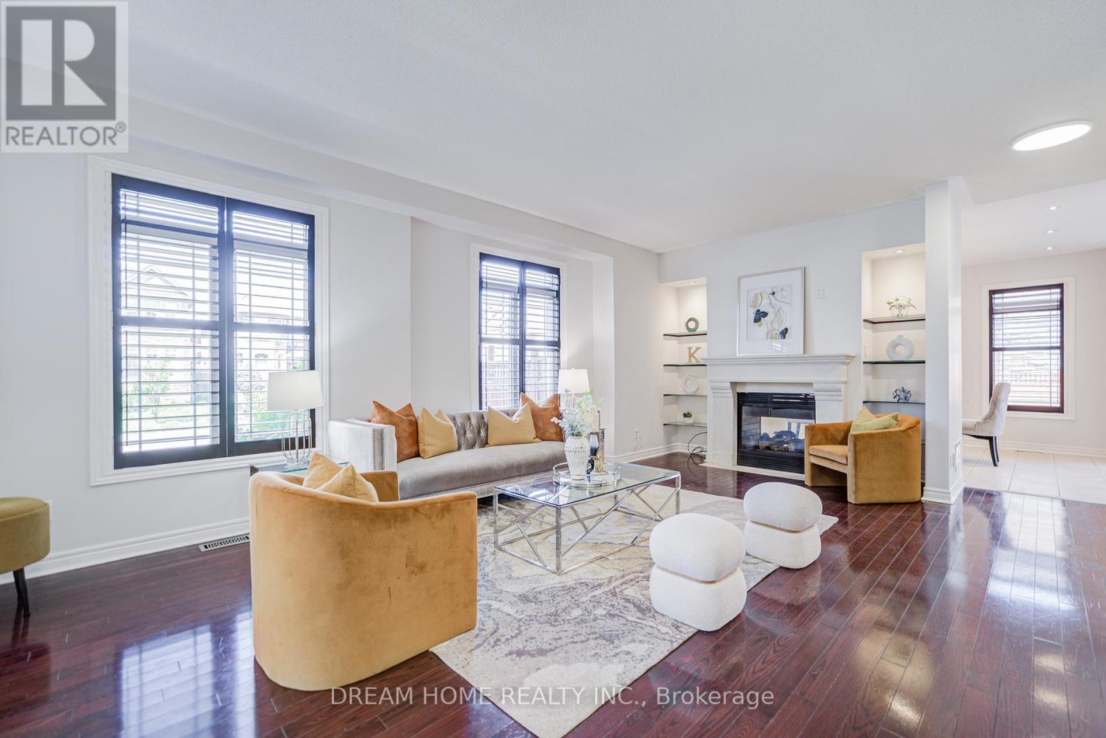 3519 Trilogy Trail, Mississauga, ON - Indoor Photo Showing Living Room With Fireplace