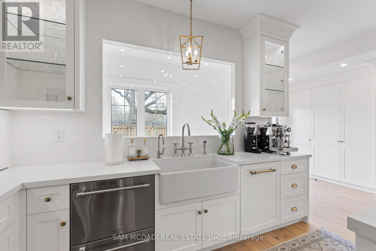 4 Iroquois Avenue, Mississauga, ON - Indoor Photo Showing Kitchen