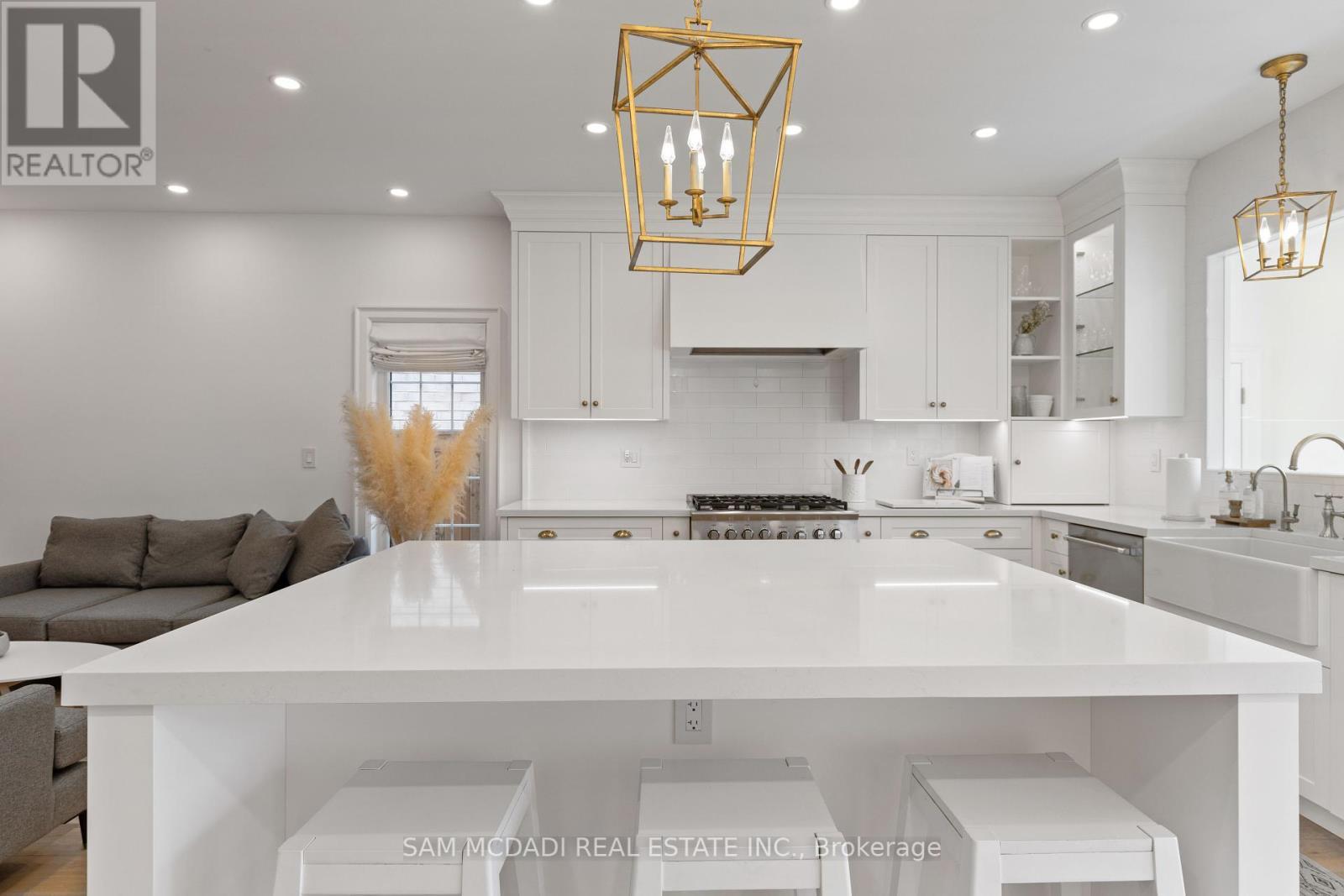 4 Iroquois Avenue, Mississauga, ON - Indoor Photo Showing Kitchen With Upgraded Kitchen