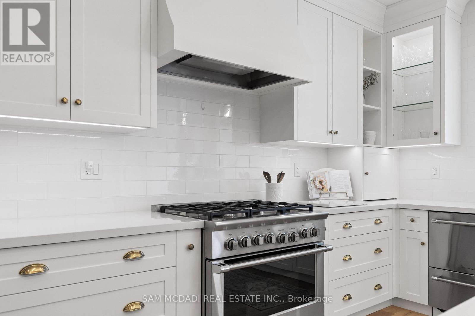 4 Iroquois Avenue, Mississauga, ON - Indoor Photo Showing Kitchen With Upgraded Kitchen