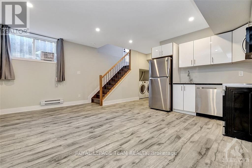 B - 1307 Thames Street, Ottawa, ON - Indoor Photo Showing Kitchen With Stainless Steel Kitchen