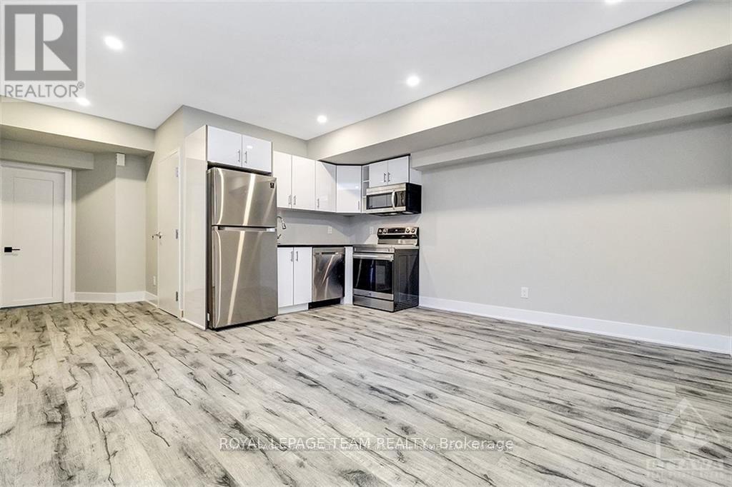 B - 1307 Thames Street, Ottawa, ON - Indoor Photo Showing Kitchen With Stainless Steel Kitchen