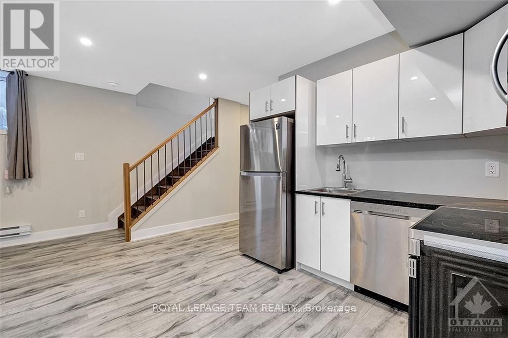 B - 1307 Thames Street, Ottawa, ON - Indoor Photo Showing Kitchen With Stainless Steel Kitchen