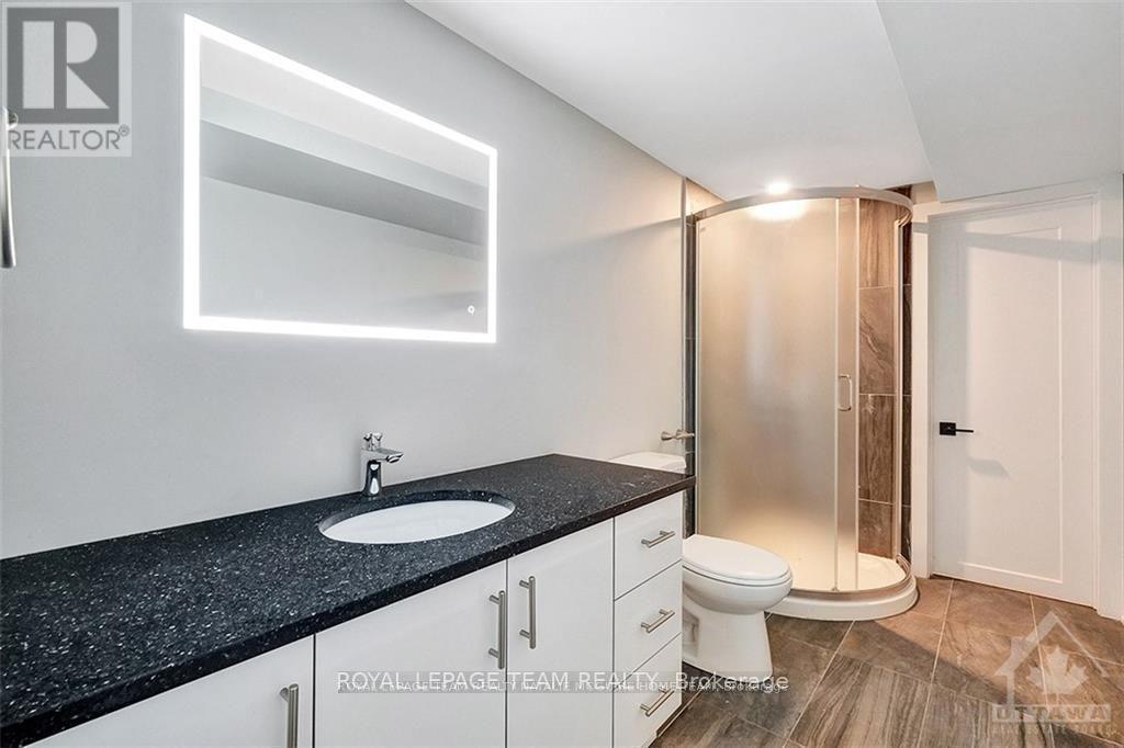 B - 1307 Thames Street, Ottawa, ON - Indoor Photo Showing Bathroom