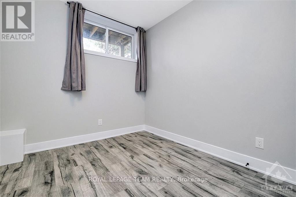 B - 1307 Thames Street, Ottawa, ON - Indoor Photo Showing Other Room