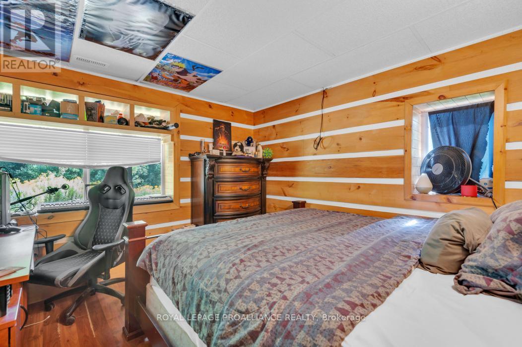 11447 Highway 41, Addington Highlands (Addington Highlands), ON - Indoor Photo Showing Bedroom