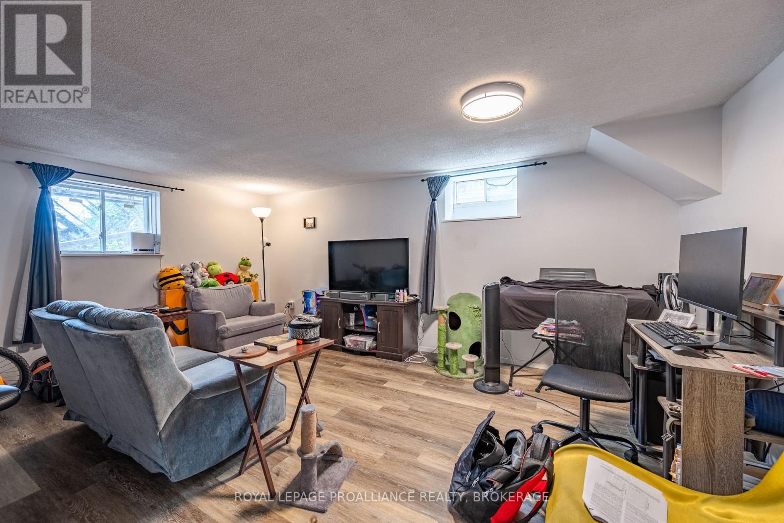 271-273 Rideau Street, Kingston (East Of Sir John A. Blvd), ON - Indoor